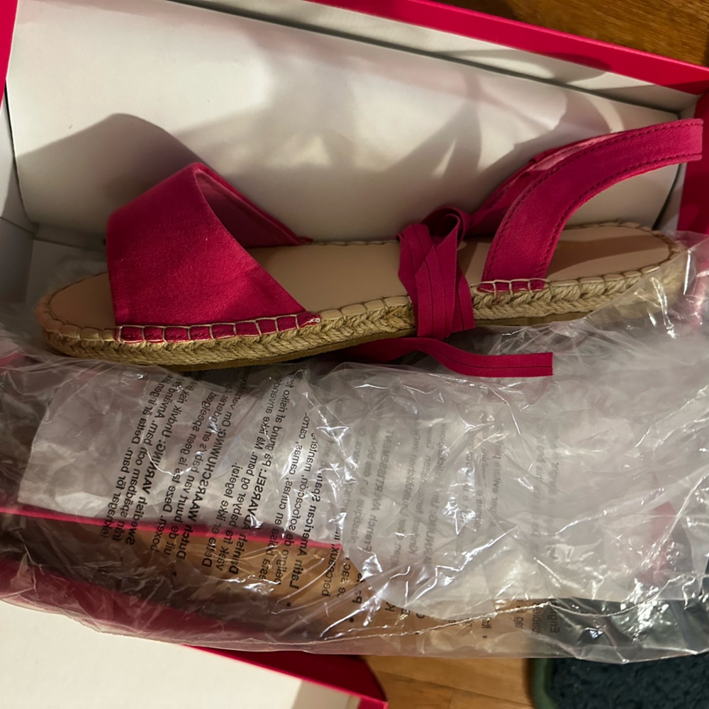 Pink sandal never worn